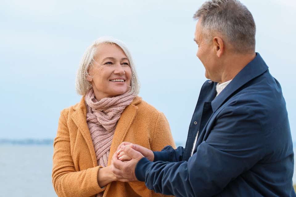 Couple senior serein, aides financi&egrave;res obtenues